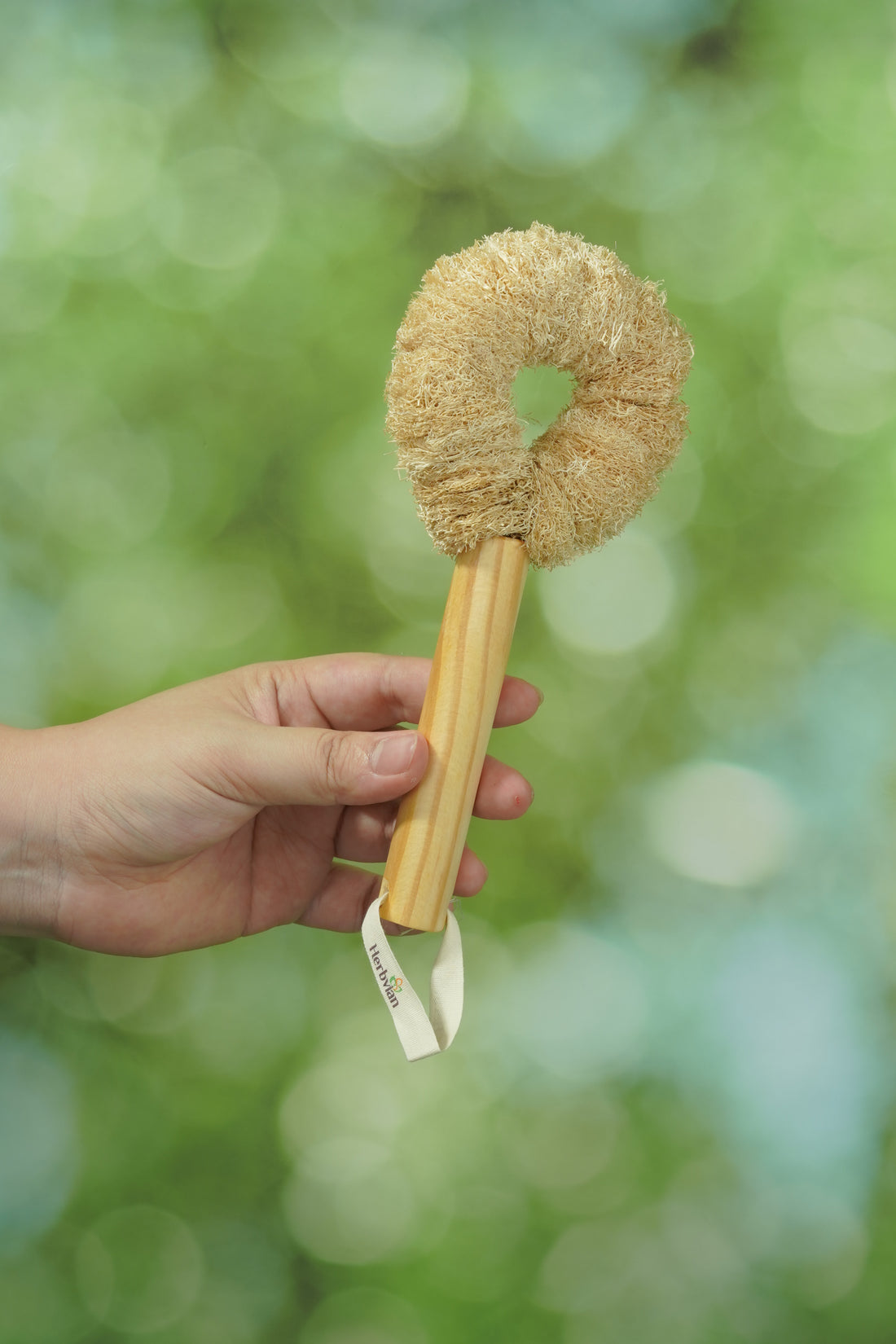 Heavy-Duty Loofah Brush – Donut Shape, Wooden Grip