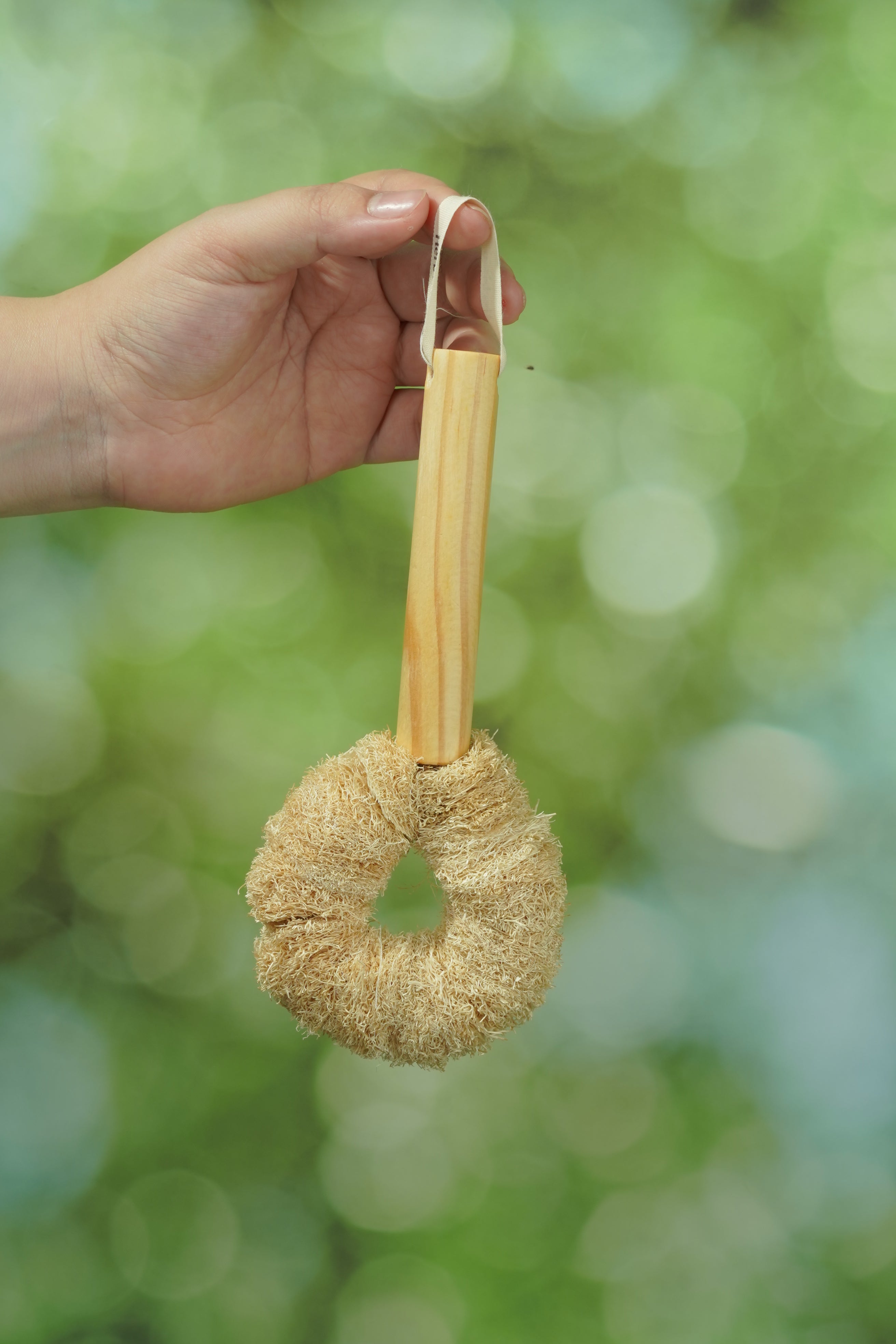Heavy-Duty Loofah Brush – Donut Shape, Wooden Grip